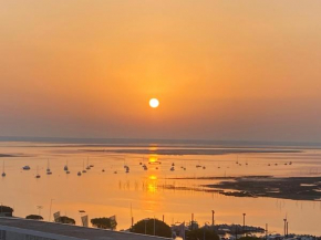 Aux pieds des plages, du port, de la piste cyclable et des commerces de proximité, un studio au dernier étage avec une vue panoramique sur le Bassin d'Arcachon, entièrement rénové, dans une résidence 